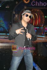 Mika Singh on the sets of Chote Ustaad on 30th Aug 2010 (3).JPG